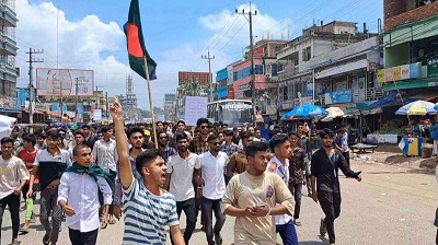 ঘাটাইলে শিক্ষার্থীদের সড়ক অবরোধ 