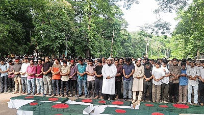 দফায় দফায় সংঘর্ষের পর ঢাকা বিশ্ববিদ্যালয়ে গায়েবানা জানাজা অনুষ্ঠিত