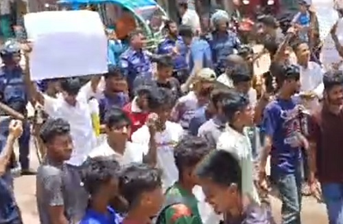 পীরগঞ্জে কোটা বিরোধী শিক্ষার্থীদের সাথে পুলিশের ধস্তাধস্তি, আটক  ২