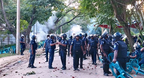 জাবিতে পুলিশের মুহুর্মুহু গুলি বর্ষণ : শতাধিক শিক্ষার্থী আহত 