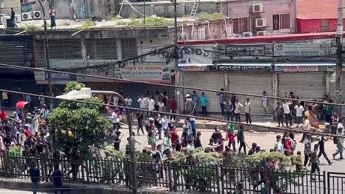 রাজধানীর প্রগতি সরণিতে শিক্ষার্থীদের সঙ্গে পুলিশের সংঘর্ষ