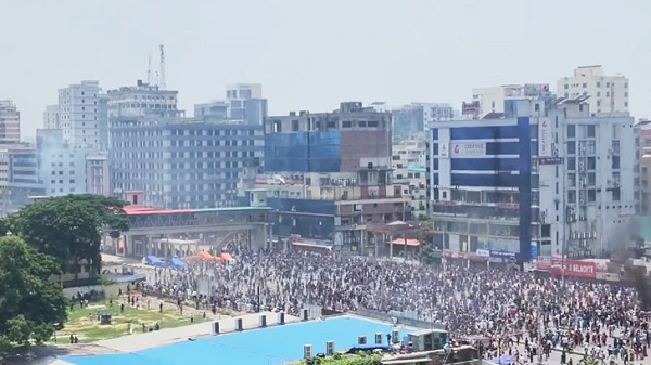 উত্তরায় পুলিশ-র‍্যাবের সঙ্গে শিক্ষার্থীদের রক্তক্ষয়ী সংঘর্ষ