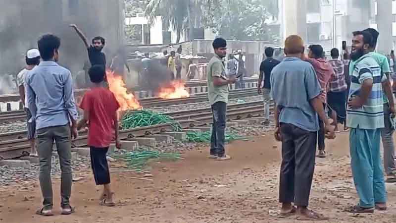 রাজধানীতে রেলপথ অবরোধ, ঢাকার সঙ্গে যোগাযোগ বন্ধ