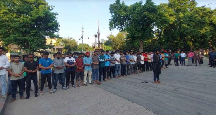 রাবি প্রশাসনের প্রতীকী জানাযার নামাজ পড়লেন শিক্ষার্থীরা 