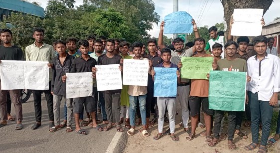 ঘোড়াঘাটে কোটা সংস্কারের দাবিতে বিক্ষোভ মিছিল