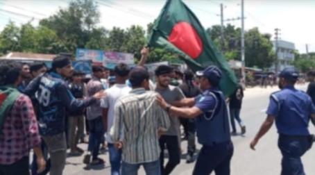 গোয়ালন্দে পুলিশের বাঁধা উপেক্ষা করে কোটা বিরোধীদের বিক্ষোভ 