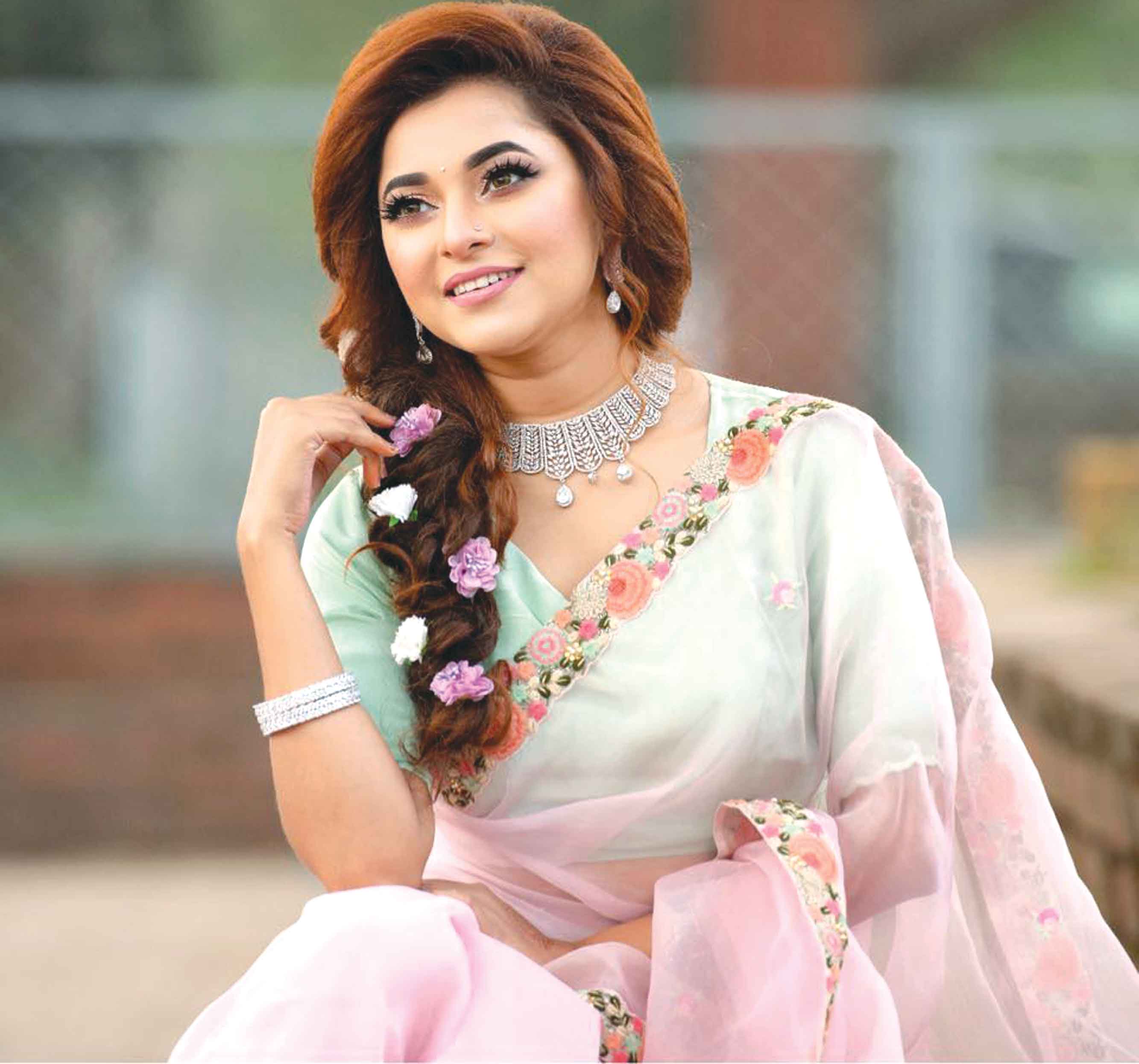 ব্যস্ত থাকলে ভালো থাকি - লিজা