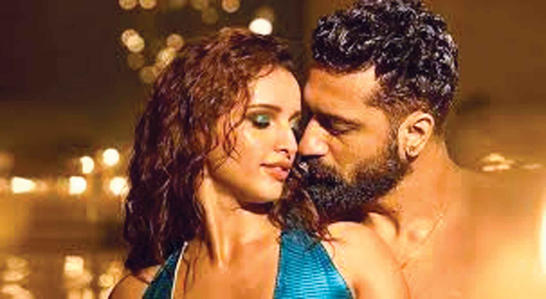 ভিকি-তৃপ্তির অন্তরঙ্গ দৃশ্যে সেন্সরের কাঁচি