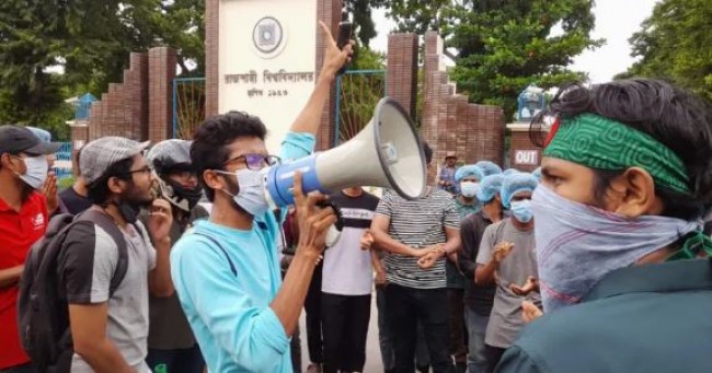 ঢাকা-রাজশাহী মহাসড়ক অবরোধ করে রাবি শিক্ষার্থীদের বিক্ষোভ