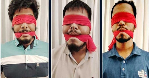 চোখে-মুখে লাল কাপড় বেঁধে কর্মসূচি পালন 