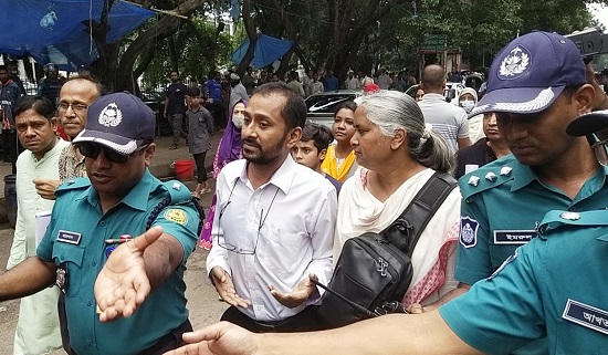 ঢামেকের সামনে অভিভাবকদের অবস্থান, পুলিশের বাধা