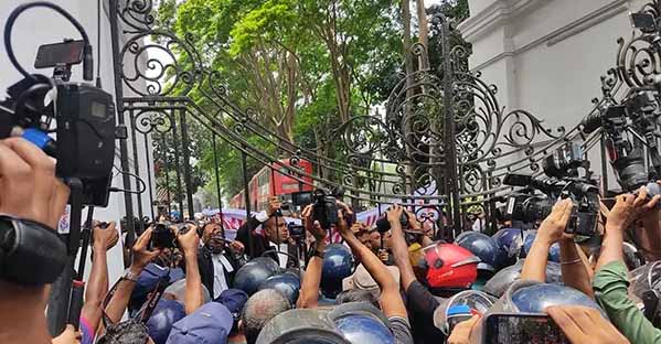 ঢাবিতে শিক্ষক-শিক্ষার্থীদের বিক্ষোভ, হাইকোর্ট প্রাঙ্গণে উত্তেজনা