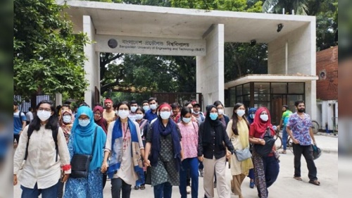 বুয়েট শিক্ষার্থীরা ‘মার্চ ফর জাস্টিস’ সমর্থনে মিছিল নিয়ে হাইকোর্টের সামনে 
