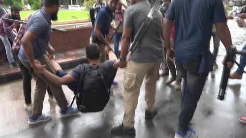 রাবিতে শিক্ষক-শিক্ষার্থীদের সাথে পুলিশের ধস্তাধস্তি