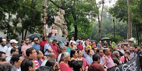 বৃষ্টির মধ্যে নিপীড়নের বিরুদ্ধে ঢাবিতে শিক্ষকদের সমাবেশ