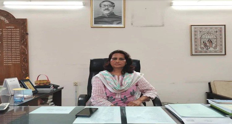 নিজ কার্যালয় থেকে প্রধানমন্ত্রীর ছবি সরিয়ে ফেললেন জাবি শিক্ষিকা
