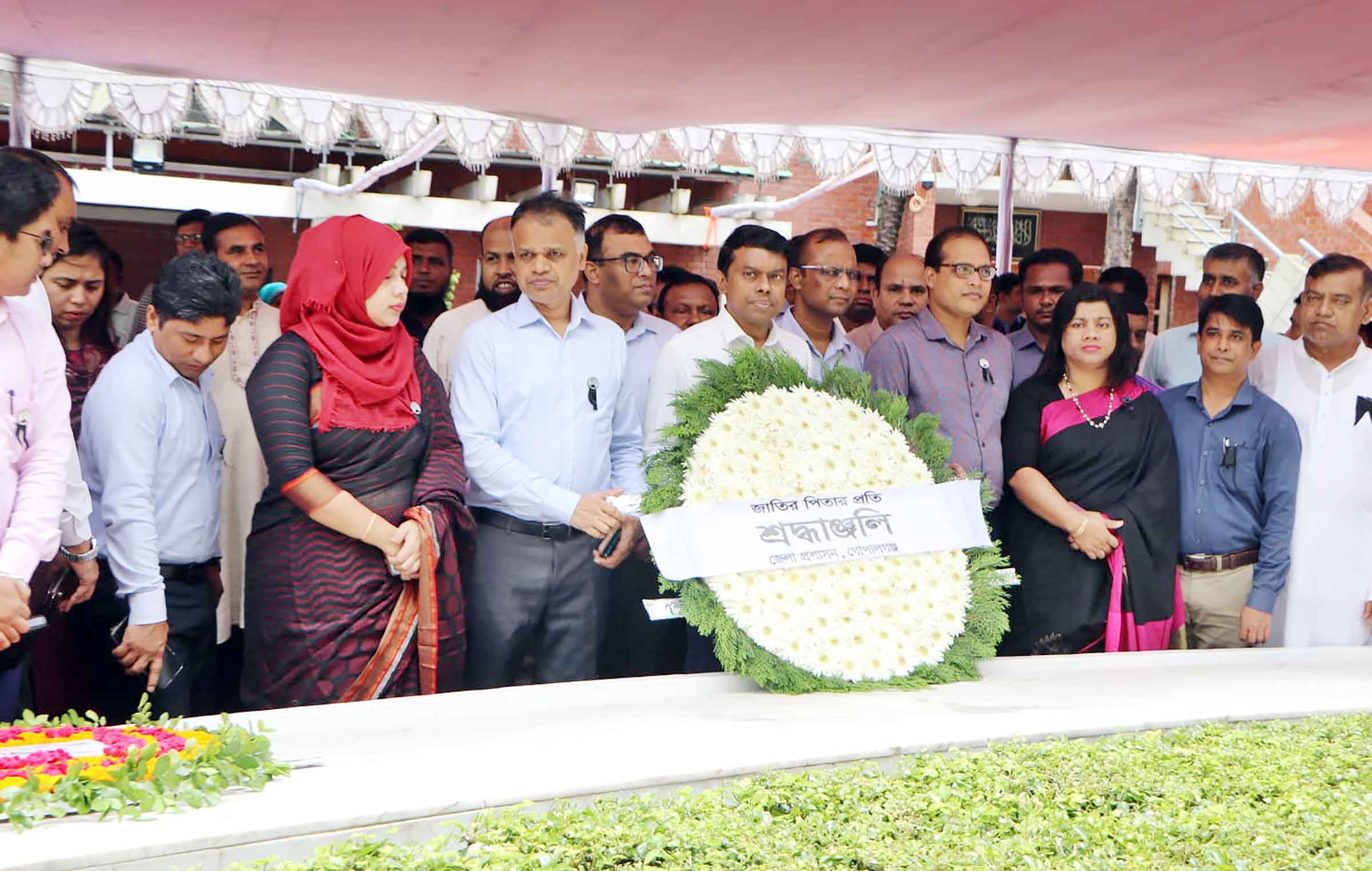 আগস্টের প্রথম দিনে টুঙ্গিপাড়ায় বঙ্গবন্ধুর সমাধিতে শ্রদ্ধা