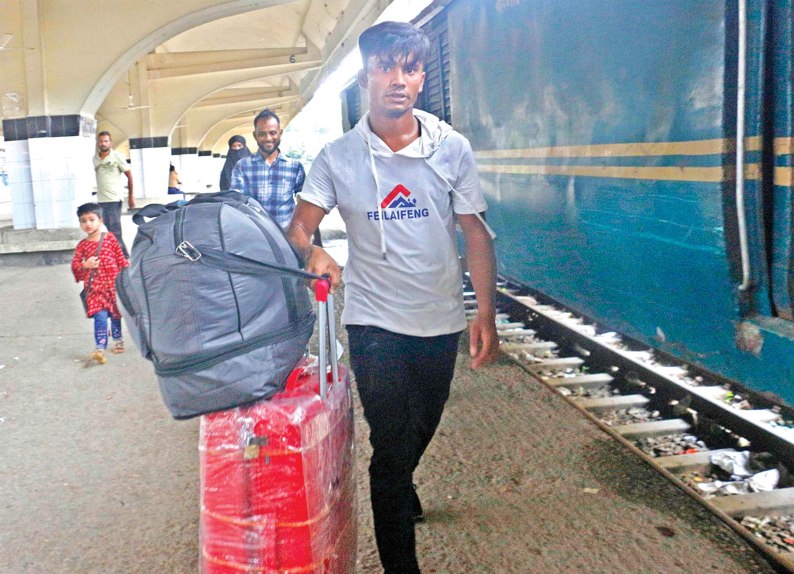 স্বল্প দূরত্বে যাত্রীবাহী ট্রেন চলাচল শুরু
