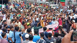 রাজধানীর সায়েন্স ল্যাবে শিক্ষার্থীদের বিশাল গণমিছিল
