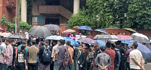 রাজধানীর বাড্ডায় শিক্ষার্থীদের গণমিছিল