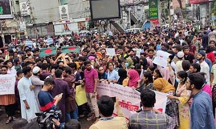 সায়েন্স ল্যাব মোড় অবরোধ করে আন্দোলনকারীদের বিক্ষোভ