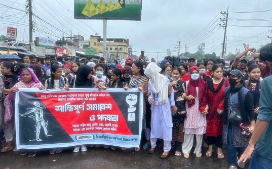 বৃষ্টি উপেক্ষা করে শিক্ষার্থীদের বিক্ষোভ, যোগ দিলেন শিক্ষক-অভিভাবকরা