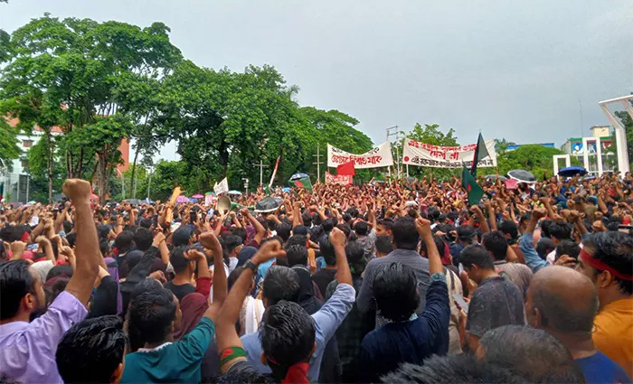 জনসমুদ্রে পরিণত কেন্দ্রীয় শহীদ মিনার