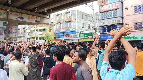 গাজীপুরে কোটা বৈষম্য আন্দোলনকারীদের মহাসড়ক অবরোধ