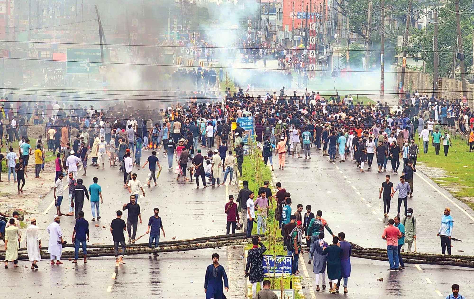ছাত্র-জনতার বিক্ষোভে উত্তাল দেশ