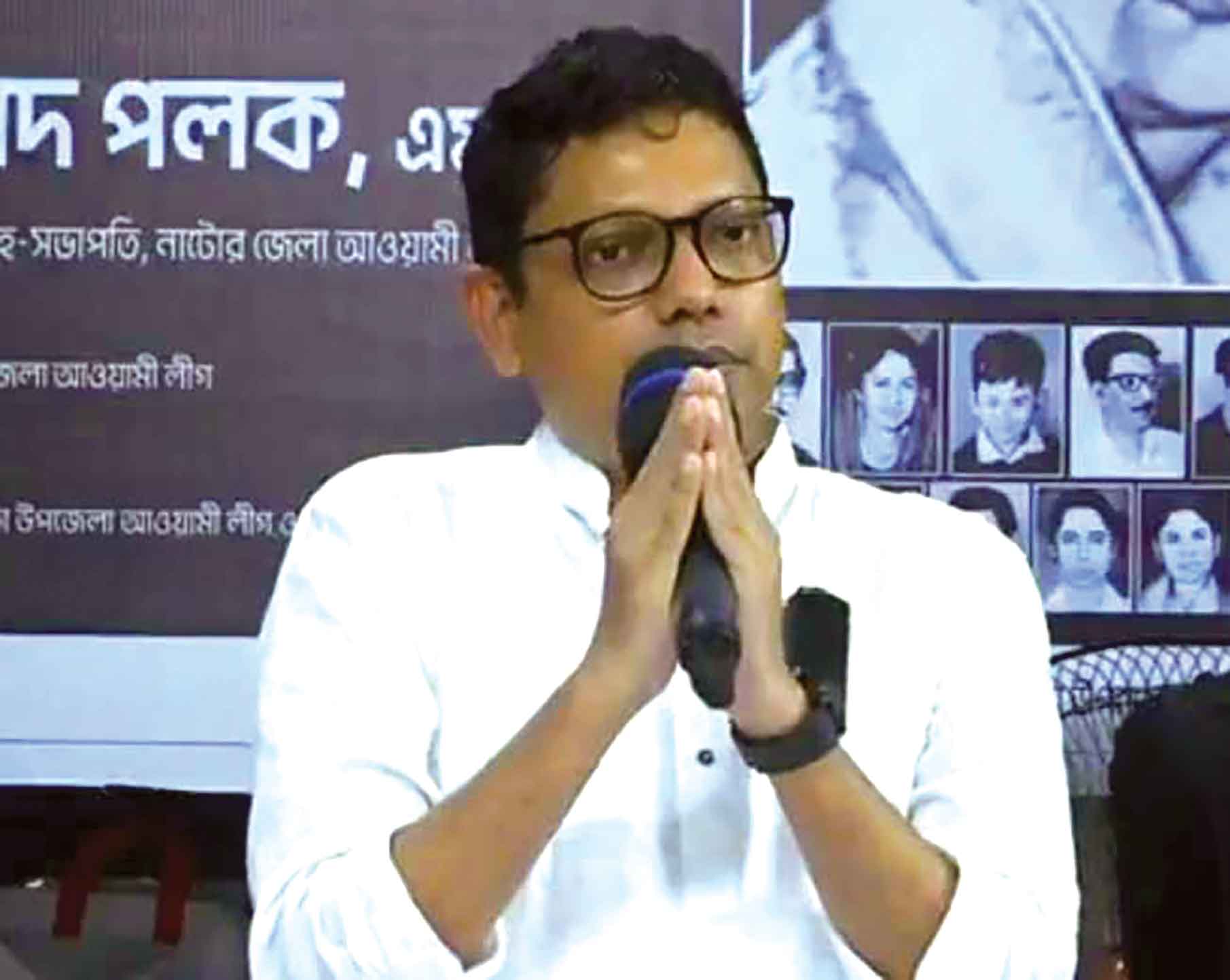 শিক্ষার্থীদের কাছে পলকের করজোড়ে ক্ষমা প্রার্থনা