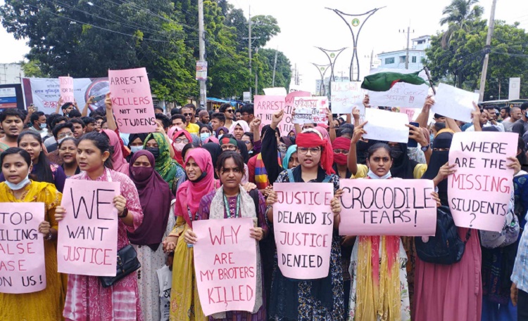 ঢাকা-রাজশাহী মহাসড়ক অবরোধ করে আন্দোলনকারীদের বিক্ষোভ