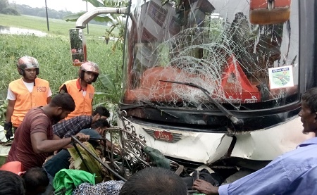 বেগমগঞ্জে বাস চাপায় একই পরিবারের ৩ জন নিহত