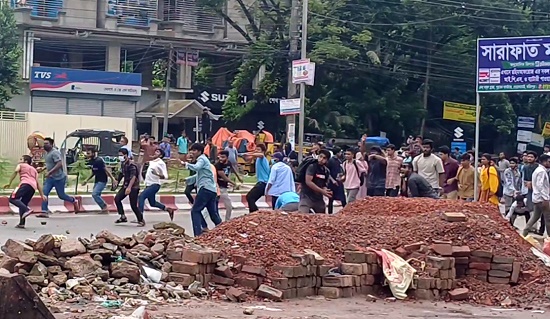 ফরিদপুরে বিক্ষোভকারীদের সাথে পুলিশের ধাওয়া পাল্টা ধাওয়া