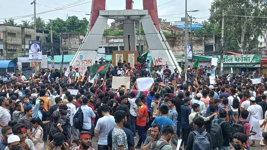 নারায়ণগঞ্জে সড়ক অবরোধ করে শিক্ষার্থীদের বিক্ষোভ