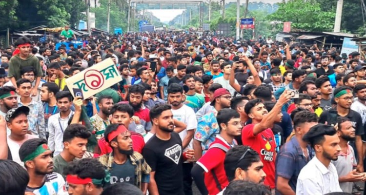 যশোরে এক দফা দাবিতে শিক্ষার্থীদের বিক্ষোভ মিছিল