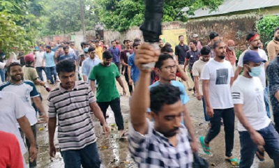 ফটকের তালা ভেঙে ক্যাম্পাসের দখল নিয়েছে ভাসানী বিশ্ববিদ্যালয়ের শিক্ষার্থীরা 