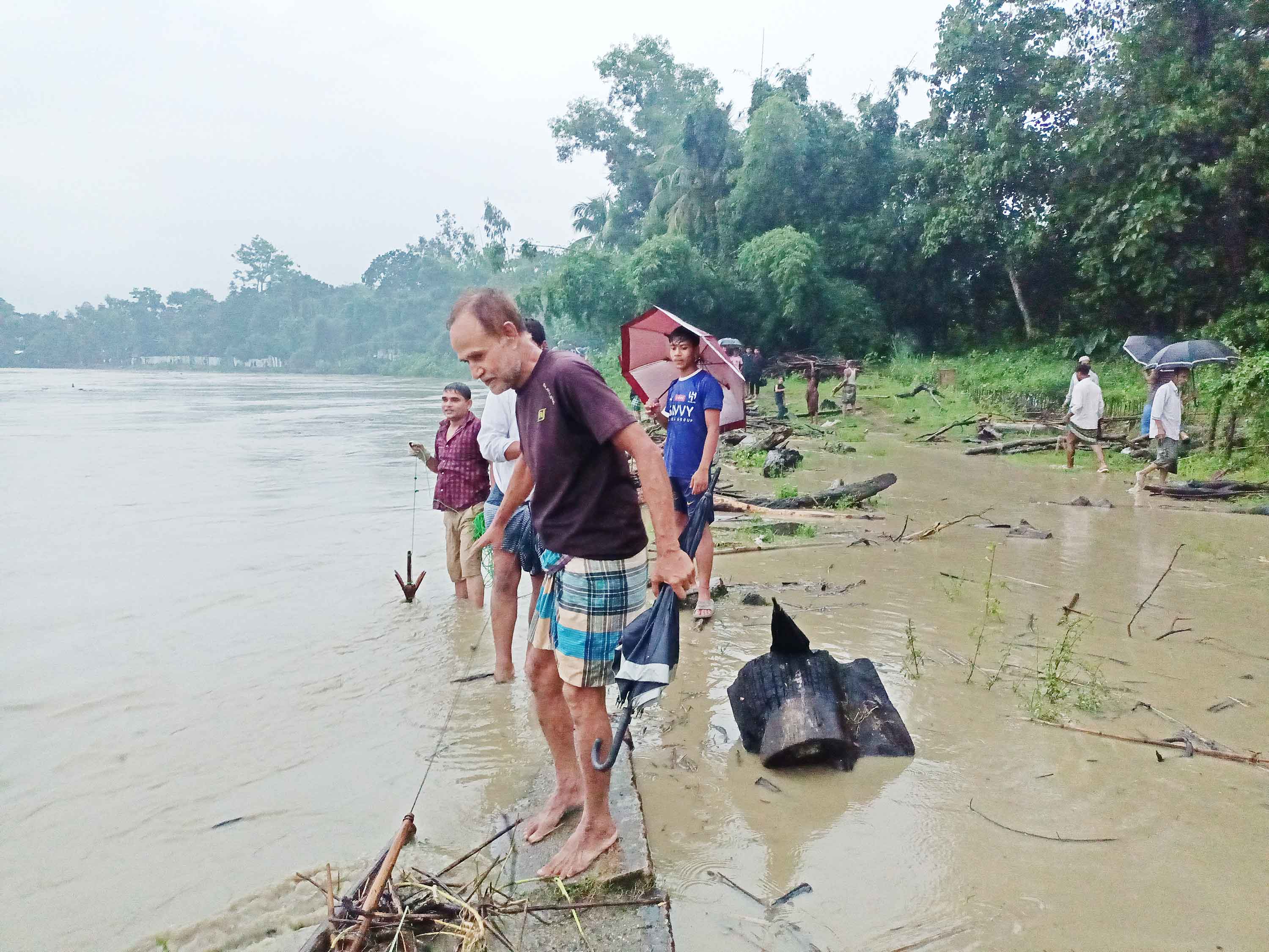 সাঙ্গু ও ডলু নদীর পানি বিপৎসীমা ছুঁই ছুঁই, দেয়াল ধসে ২ জনের মৃতু্য