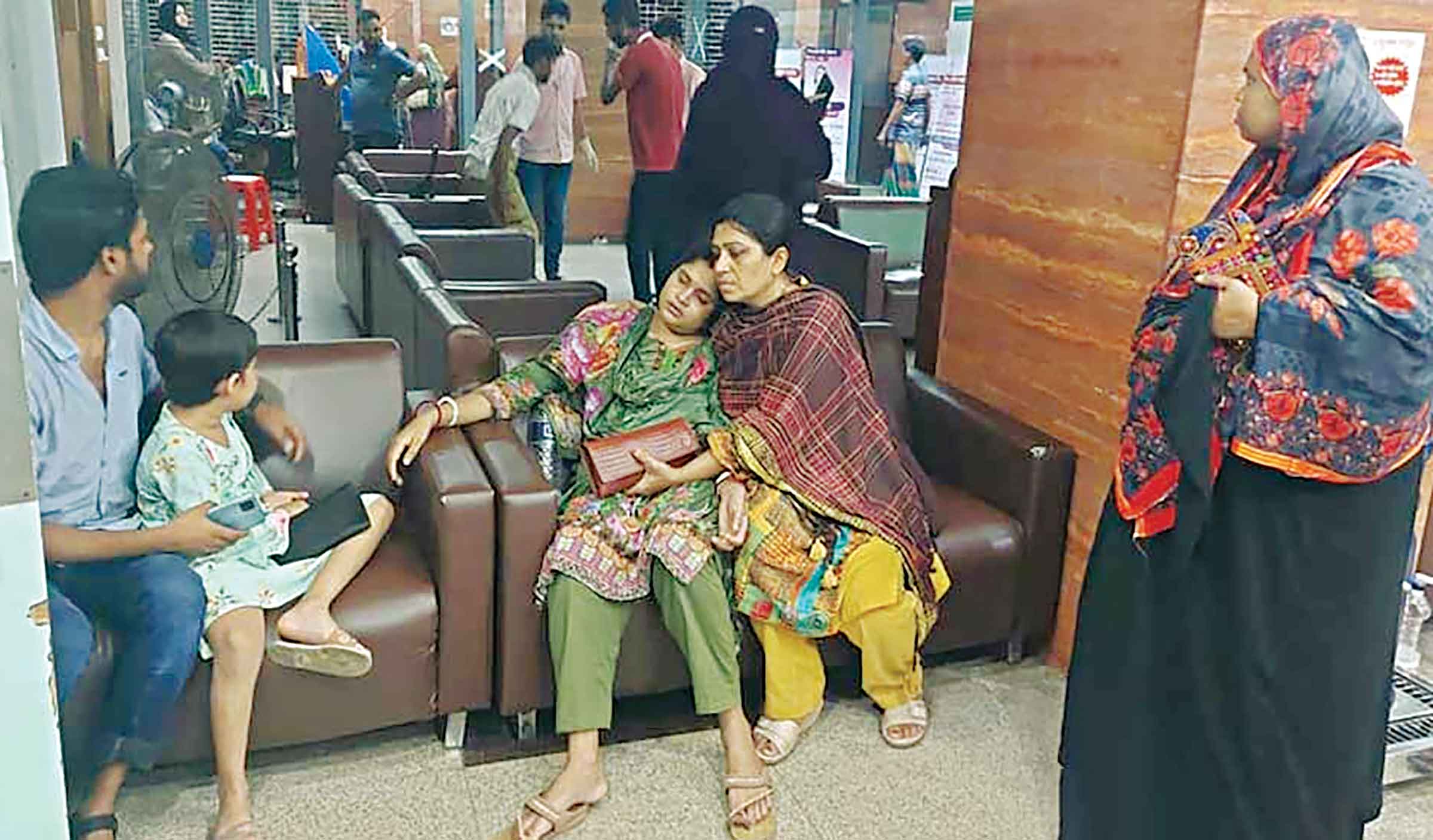 কোনো সান্ত্বনাতেই কান্না থামছে না কনস্টেবল সুমনের স্ত্রী-মেয়ের