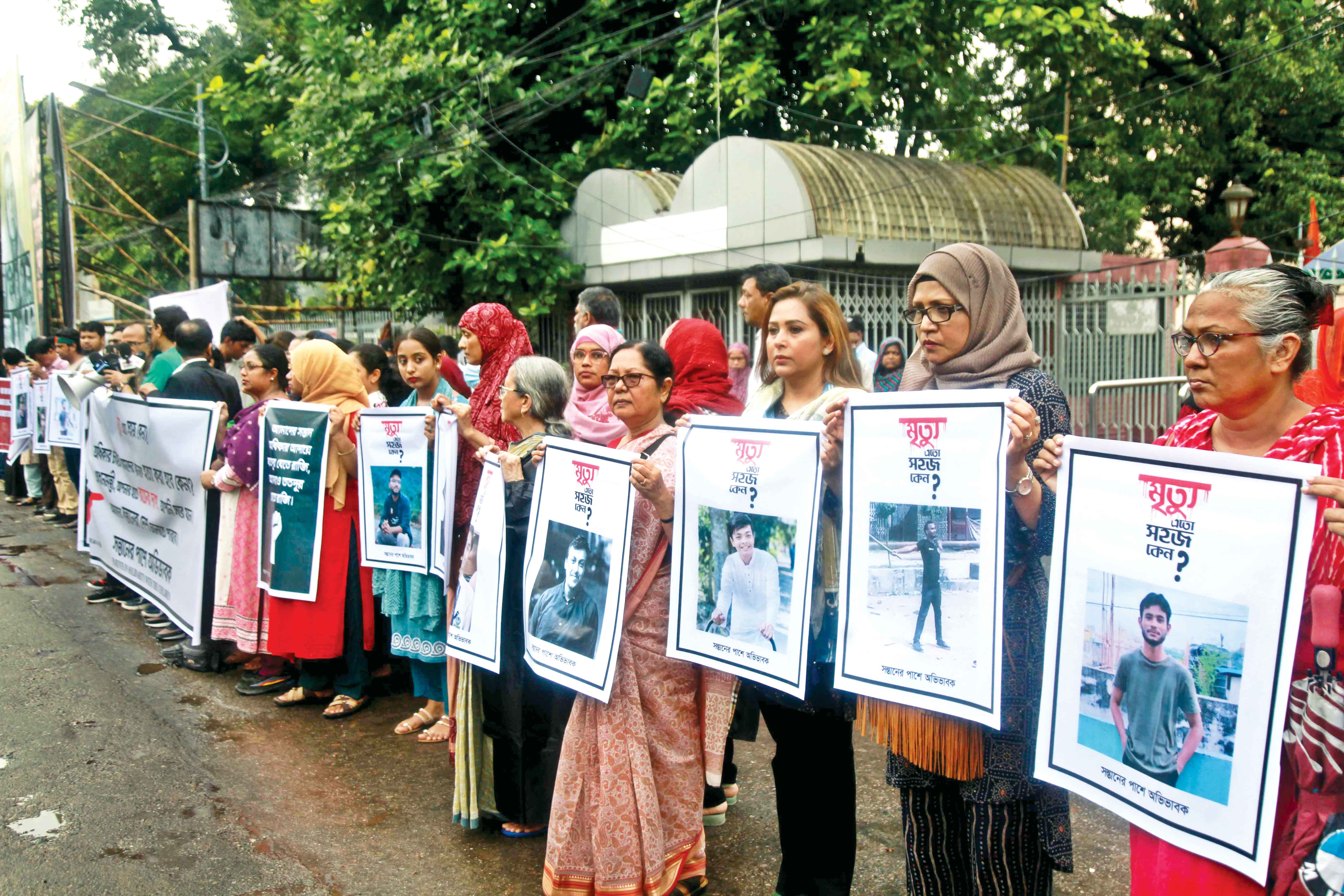 অভিভাবকরা প্রশ্ন তুললেন মৃতু্য এত সহজ কেন