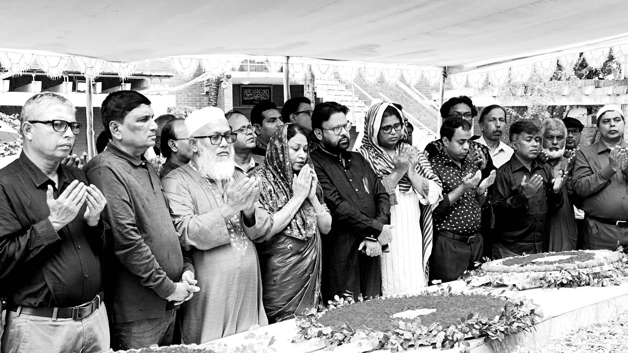 বঙ্গবন্ধুর সমাধিতে জাতীয় প্রেস ক্লাব নেতাদের শ্রদ্ধা