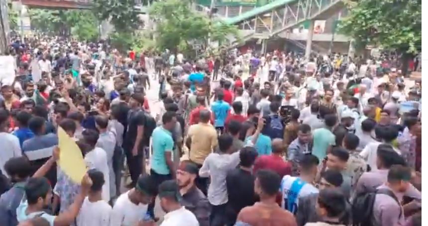 শাহবাগে ছাত্রলীগ-আন্দোলনকারীদের সংঘর্ষ, ৫০ গাড়িতে ভাঙচুর
