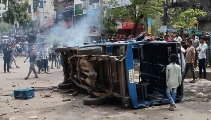 সিএমএম কোর্টের সামনে পুলিশের গাড়িতে আগুন