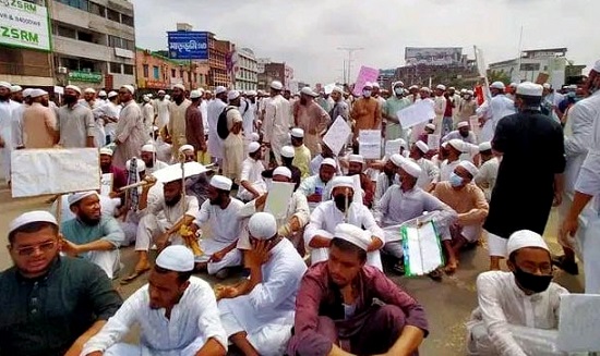 পোস্তগোলায় মাদরাসা শিক্ষার্থীদের সড়ক অবরোধ