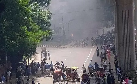 শাহবাগে হোটেল ইন্টারকন্টিনেন্টালের সামনে পুলিশ বক্সে আগুন 