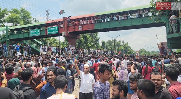 ঢাকা-আরিচা মহাসড়ক অবরোধ করেছে ছাত্রজনতা