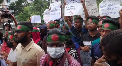 ঝিনাইদহে শিক্ষার্থীদের বিক্ষোভ, পুলিশের রাবার বুলেট ও টিয়ারশেল নিক্ষেপ