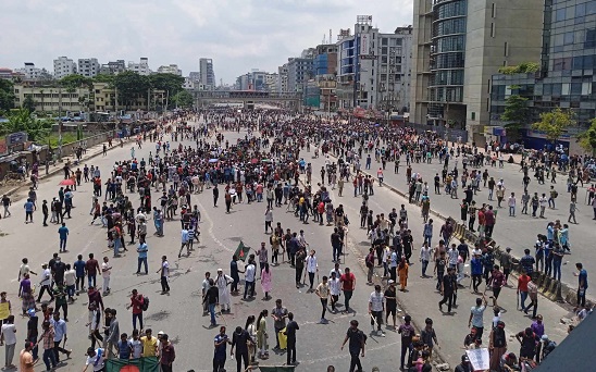  উত্তরার রাজপথ শিক্ষার্থীদের দখলে 