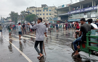 চন্দনাইশে বৈষম্যবিরোধী ছাত্র আন্দোলনে দু'পক্ষের সংঘর্ষ, ধাওয়া পাল্টা ধাওয়া