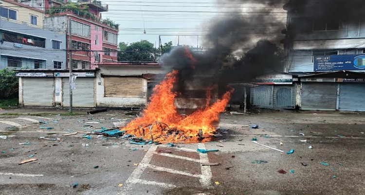 বরিশালে মন্ত্রীর বাড়িতে আগুন, ১৬ জন গুলিবিদ্ধসহ নিহত ২  