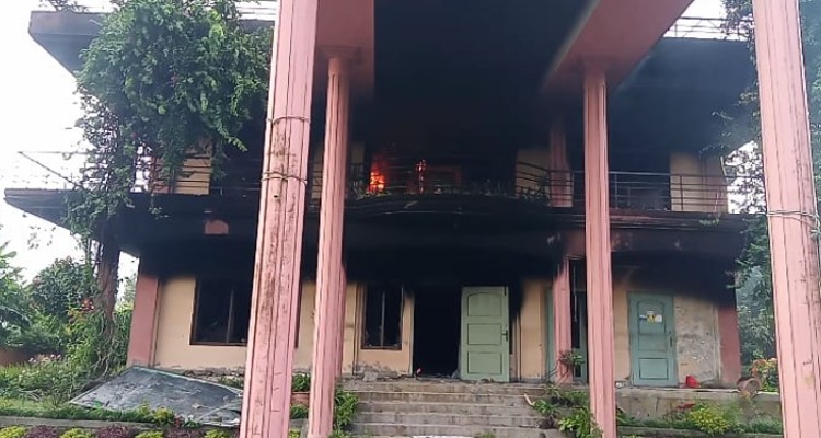 মিঠাপুকুরে সাবেক এমপির বাসভবন সহ উপজেলা পরিষদ ভবনে আগুন